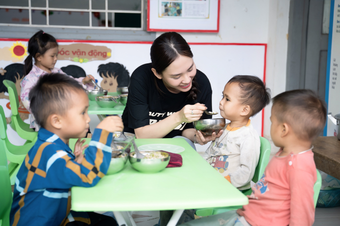 Hoa hậu Mai Phương về miền núi xây dựng bếp ăn cho trẻ em, nạp thêm năng lượng trước ngày thi Miss World