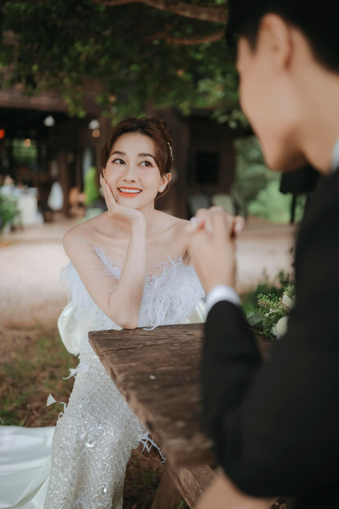 Diễn viên Nhà bà Nữ - Phương Lan tung bộ ảnh cưới lãng mạn, xác nhận ngày kết hôn cùng bạn trai kém tuổi
