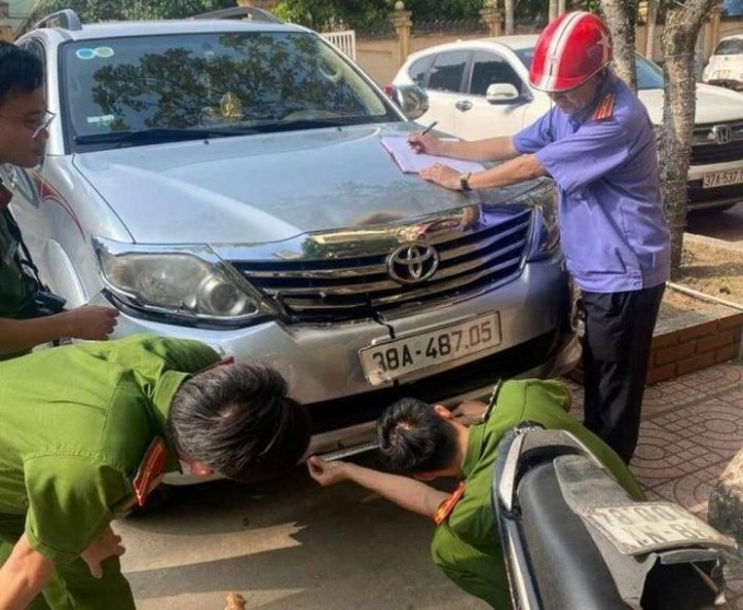 Bắt giữ kẻ lái ô tô tông liên tiếp vào nhóm người sau tiệc rượu Bắt giữ kẻ lái ô tô tông liên tiếp vào nhóm người sau tiệc rượu
