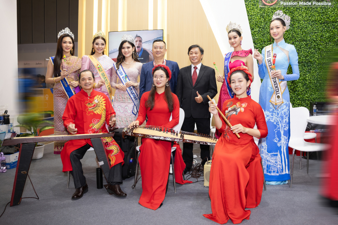 Hoa hậu Bảo Ngọc diện áo dài, tự hào giới thiệu văn hóa Việt Nam tại Hội chợ Du lịch Quốc tế