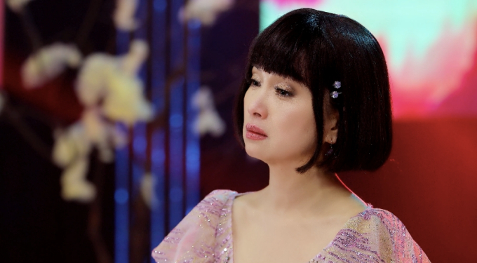 Ca sĩ Hà Phương bật khóc nức nở vì bị phụ tình trong MV “Quen với cô đơn