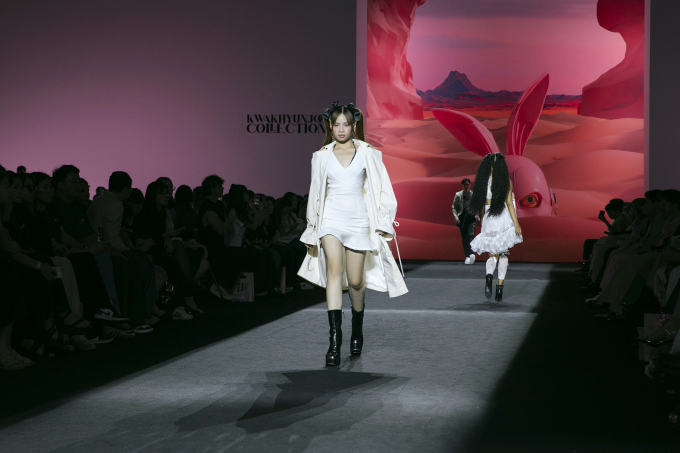 Seoul Fashion Week 2023: Bảo Hà catwalk lạnh lùng, thu hút truyền thông quốc tế