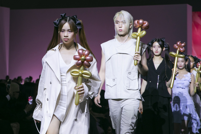 Seoul Fashion Week 2023: Bảo Hà catwalk lạnh lùng, thu hút truyền thông quốc tế