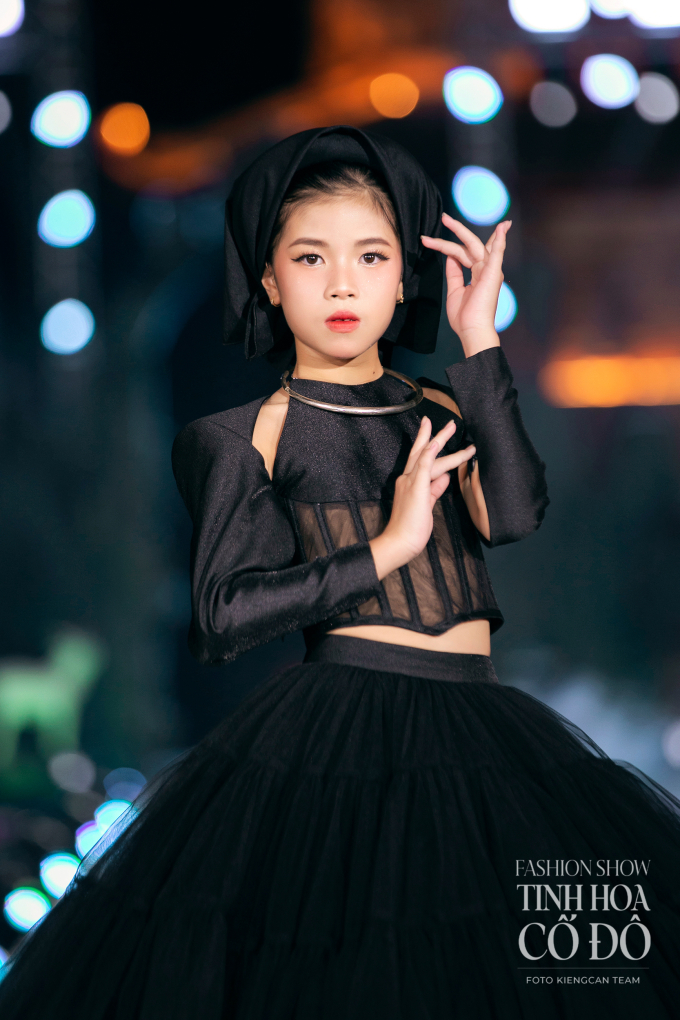Lương Thùy Linh diện yếm kết hợp đầm công chúa được may từ 1000m vải của NTK Nguyễn Minh Công