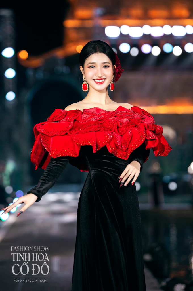 Thần tiên tỷ tỷ Phương Nhi bất ngờ khoe cơ bụng trước thềm chinh chiến Miss International 2023