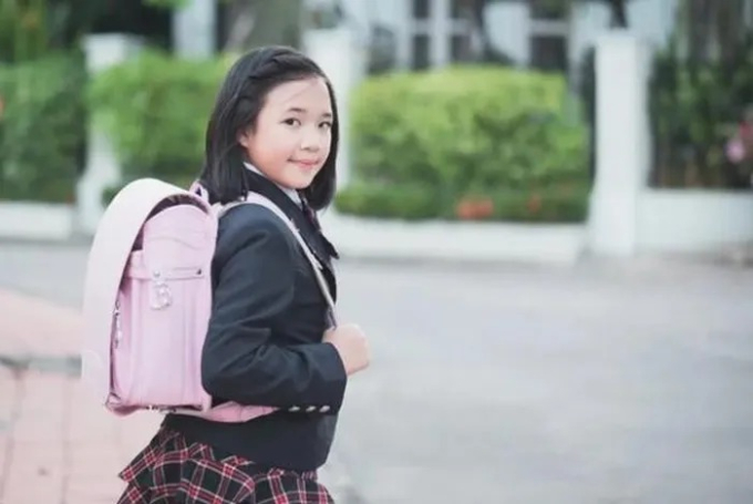 Phát hiện con gái 8 tuổi có nhiều tiền, người mẹ lo lắng khi biết cách con kiếm tiền ở lớp