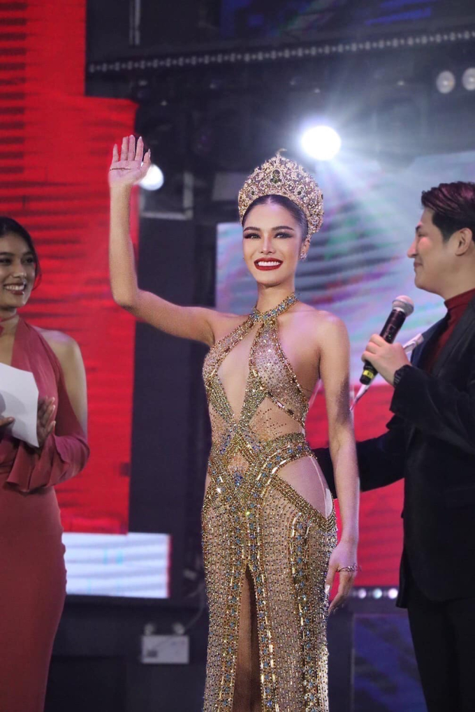 Cứ tưởng là đối thủ số 1 của Hoàng Phương, đại diện Thái Lan tại Miss Grand gây thất vọng về ngoại ngữ