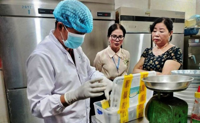 91 người ngộ độc, Bộ Y tế yêu cầu tạm đình chỉ quán bánh mì Phượng