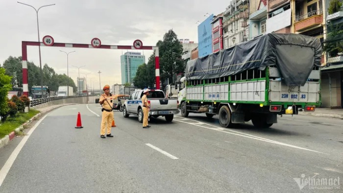 Người dân và CSGT giúp tài xế thu dọn hàng trăm thùng bia đổ xuống đường