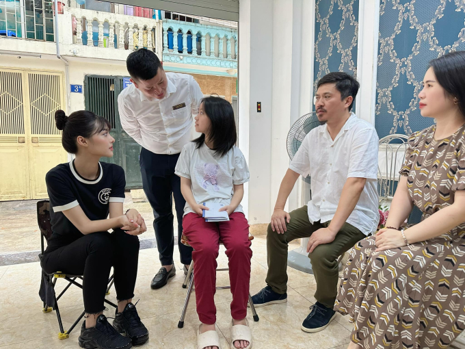 Lona Kiều Loan đến thăm nạn nhân sau vụ cháy ở Hà Nội, nghẹn ngào trước ánh mắt của các thiên thần nhỏ