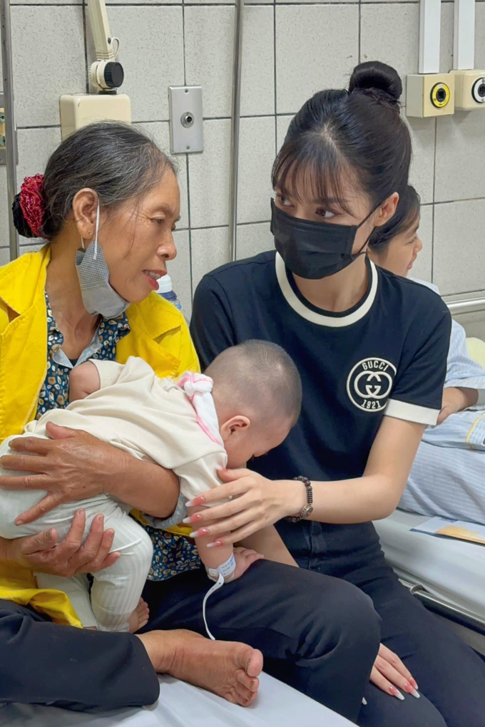 Lona Kiều Loan đến thăm nạn nhân sau vụ cháy ở Hà Nội, nghẹn ngào trước ánh mắt của các thiên thần nhỏ