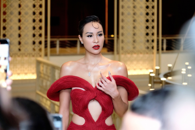 Á hậu Siêu quốc gia 2023 - Đặng Thanh Ngân phát sáng trên thảm đỏ Miss Universe Vietnam