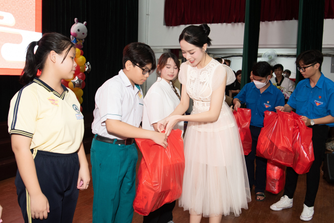 Hoàng Phương - Thùy Tiên - Thiên Ân mang Trung Thu hạnh phúc đến cho hơn 500 trẻ em có hoàn cảnh khó khăn