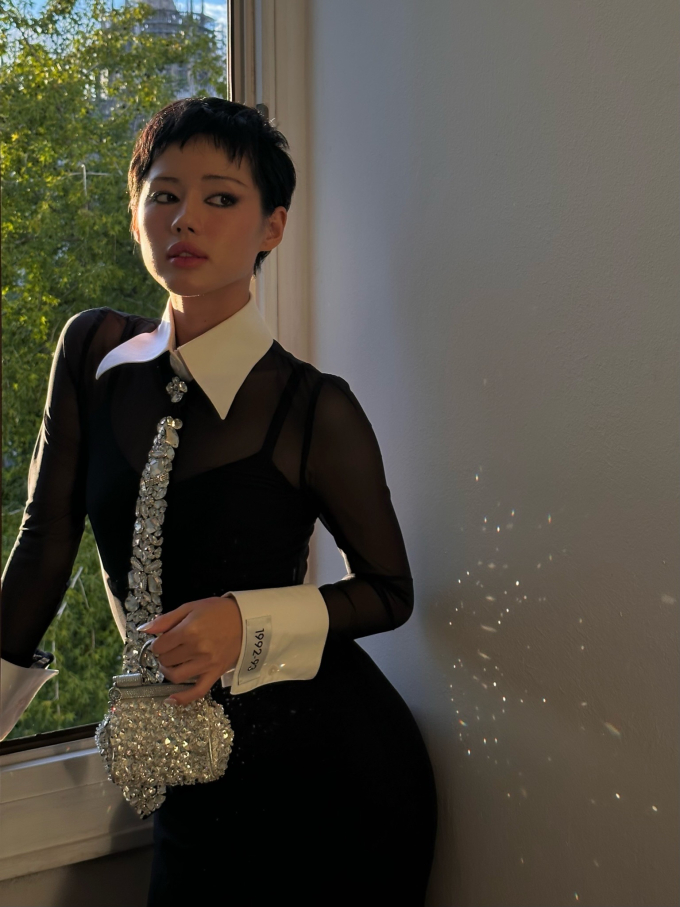 Cô Em Trendy - Khánh Linh diện trang phục nghìn đô, ghi dấu ấn với phụ kiện lấp lánh “cực slay” tại Milan Fashion Week