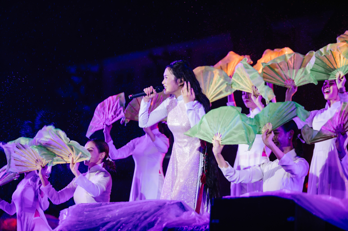Phương Mỹ Chi bật khóc, hát live đầy cảm xúc tri ân 3000 khán giả xem showcase dưới mưa