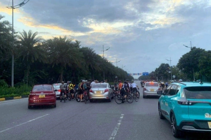 Hà Nội: Đoàn người đi xe đạp vào cao tốc, quây kín ô tô, đe dọa tài xế