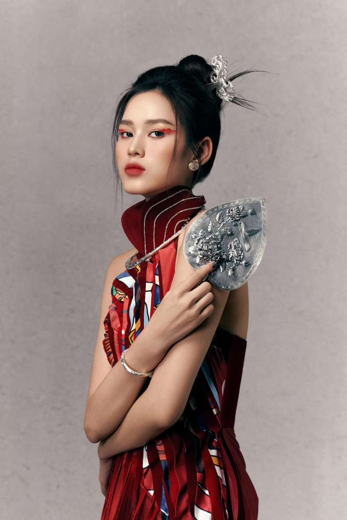 Hoa hậu Đỗ Hà diện áo dài cách tân đón Trung thu, fan trầm trồ: Đúng là Chánh cung của thập kỷ hương sắc
