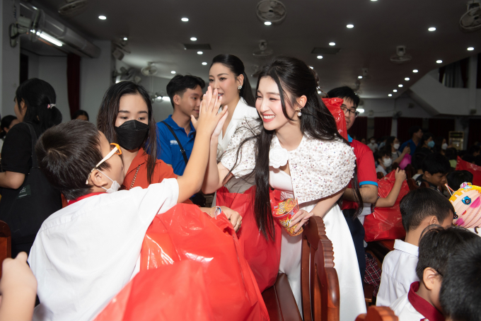 Á hậu Phương Nhi trổ tài ca hát, luyện tiếng Anh cùng hoa hậu Mai Phương trước thềm Miss International 2023