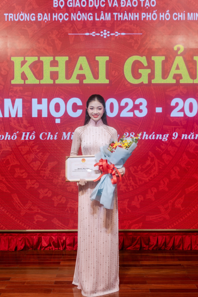 Á hậu Minh Kiên khoe sắc rạng rỡ, diện áo dài về trường tiếp lửa cho sinh viên ĐH Nông Lâm