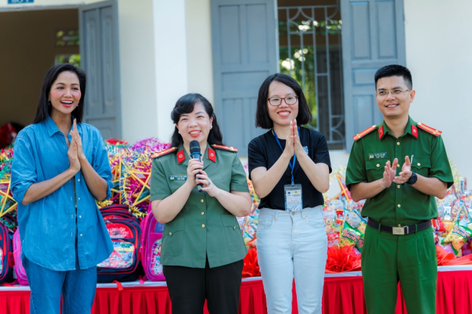 Hoa hậu HHen Niê trao quà khuyến học cho các em nhỏ vùng cao