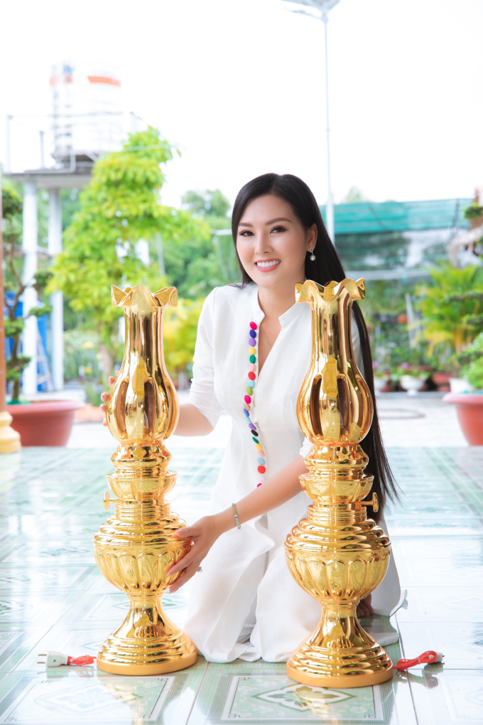 Vừa chạy show cùng em trai Phú Quý, ca sĩ - hoa hậu Kim Thoa cùng NTK Thanh Ngân kinh doanh sản phẩm điêu khắc