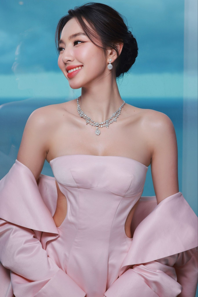 Hoa hậu Hòa bình Quốc tế - Thùy Tiên nổi bật như đại minh tinh tại Liên hoan phim Quốc tế Busan