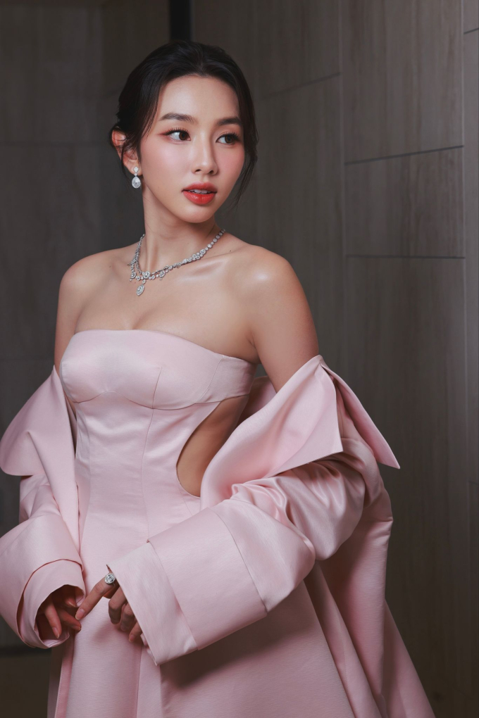 Hoa hậu Hòa bình Quốc tế - Thùy Tiên nổi bật như đại minh tinh tại Liên hoan phim Quốc tế Busan