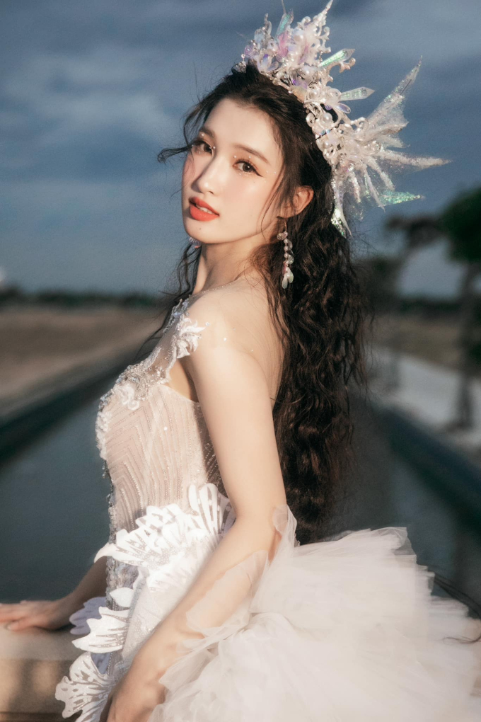 Phương Nhi khoe loạt áo váy ngọt ngào nhưng chẳng một màu mang đến Miss International 2023