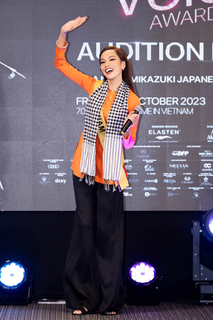 Hoa hậu Hoàng Phương mặc áo bà ba hát nhạc dân ca, tiến thắng vào Top 18 phần thi Grand Voice