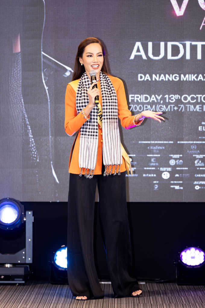 Hoa hậu Hoàng Phương mặc áo bà ba hát nhạc dân ca, tiến thắng vào Top 18 phần thi Grand Voice