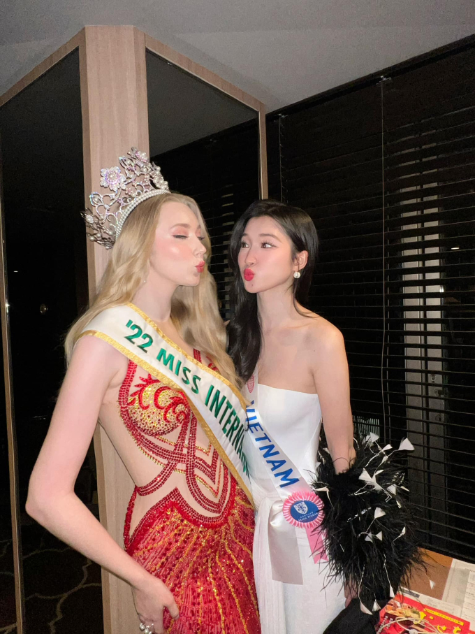 Phương Nhi tái ngộ Miss International 2022, fan nhờ chị đẹp truyền vía hoa hậu cho em gái Việt Nam