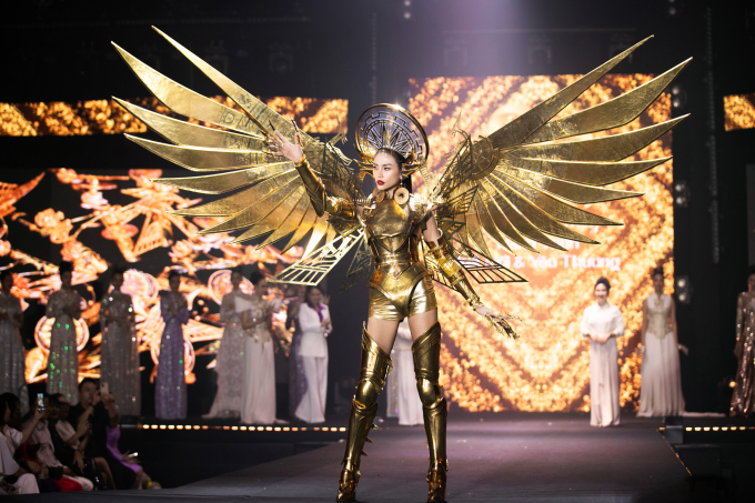 Ngọc Châu diễn vedette, Võ Hoàng Yến kết show với đôi cánh nặng 25kg tại đêm thời trang nghệ thuật nail
