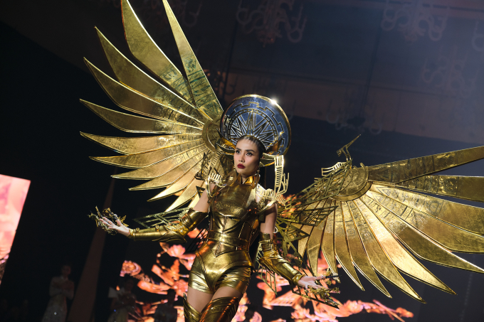 Ngọc Châu diễn vedette, Võ Hoàng Yến kết show với đôi cánh nặng 25kg tại đêm thời trang nghệ thuật nail