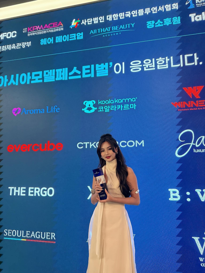 Diệp Lê xúc động khi ẵm giải thưởng quốc tế đầu tiên trong sự nghiệp tại Hàn Quốc