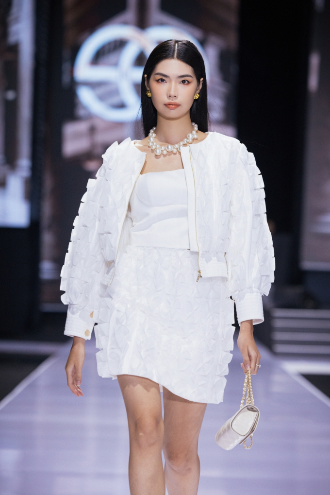 Á hậu Phương Nhi đảm nhận vai trò first face trong show thời trang Thu – Đông 2023