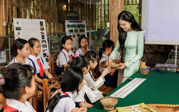 Hoa hậu Lan Anh ghi điểm khi giới thiệu làng tre Phú An đến bạn bè quốc tế tại Miss Earth 2023
