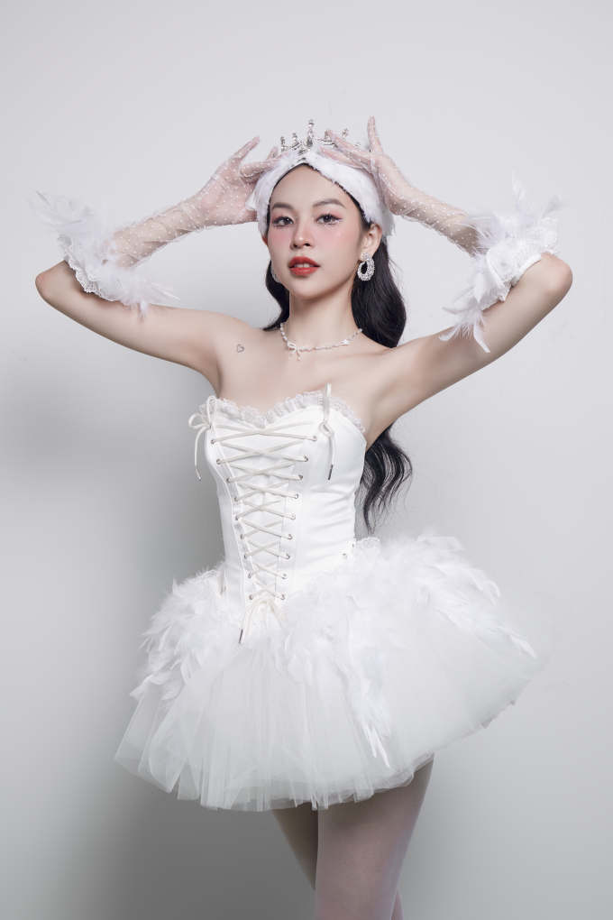 Phí Phương Anh đội vương miện dầu gió xanh, thả thính sẽ thi Miss Grand Vietnam trong MV Dancing Queen?