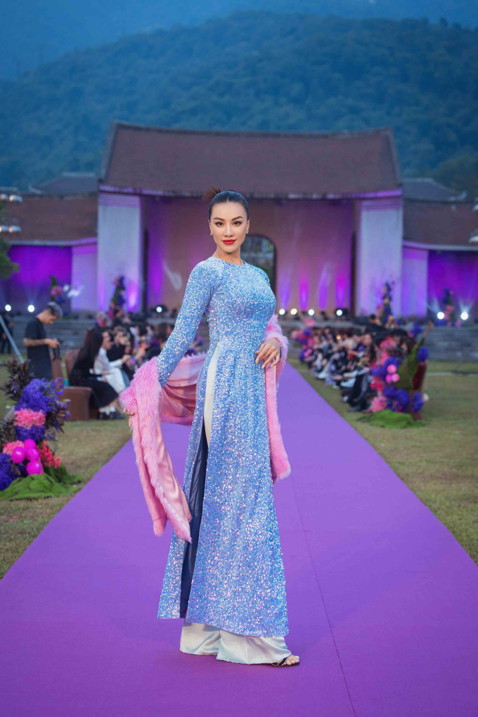 Hậu đám cưới, siêu mẫu Thanh Hằng làm vedette trong show “Duyên” của NTK Adrian Anh Tuấn