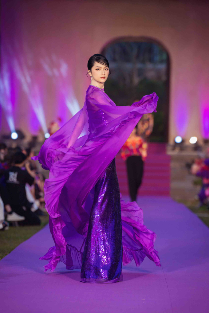 Hậu đám cưới, siêu mẫu Thanh Hằng làm vedette trong show “Duyên” của NTK Adrian Anh Tuấn