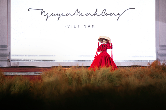 Hoa hậu Đỗ Hà hóa đào nương, biến sàn diễn thành sân khấu ca trù với BST của NTK Nguyễn Minh Công