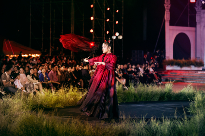 Hoa hậu Đỗ Hà hóa đào nương, biến sàn diễn thành sân khấu ca trù với BST của NTK Nguyễn Minh Công