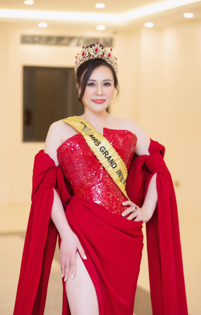 Hoa hậu Phan Kim Oanh bất ngờ được giữ vương miện Mrs Grand International thêm 1 năm