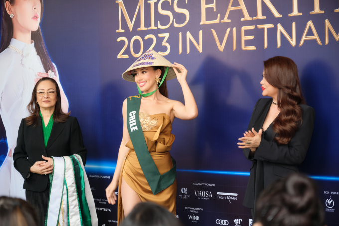 Trưởng BTC - Trương Ngọc Ánh trao sash, tặng nón lá Việt Nam cho 90 chị đẹp Miss Earth 2023
