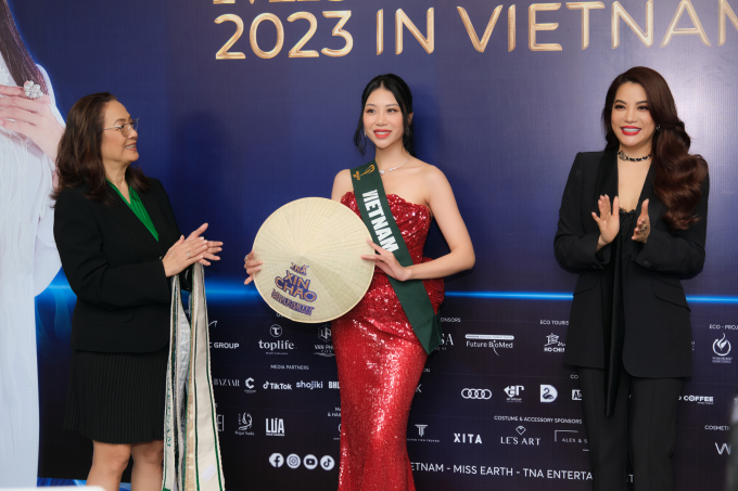 Trưởng BTC - Trương Ngọc Ánh trao sash, tặng nón lá Việt Nam cho 90 chị đẹp Miss Earth 2023