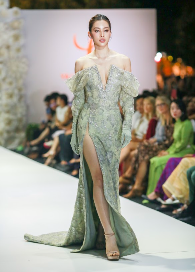 Hoa hậu Tiểu Vy diễn Vedette cho nhà thiết kế váy đăng quang Miss World 2014 tại quê nhà Hội An