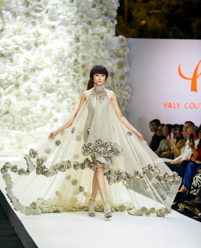 Hoa hậu Tiểu Vy diễn Vedette cho nhà thiết kế váy đăng quang Miss World 2014 tại quê nhà Hội An