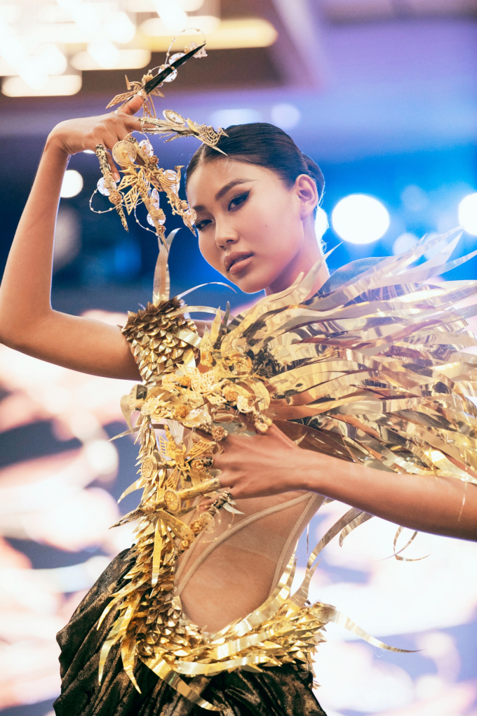 Hương Ly - Thạch Thu Thảo làm Vedette, Lydie Vũ - Tú Anh diễn First Face trong show thời trang nail