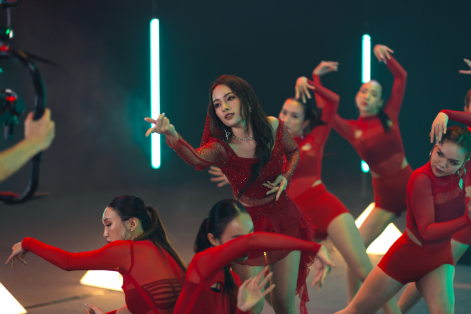 Sara Lưu “lột xác” với nhạc Dance, kết hợp cùng DJ Mie trong bản remix của Đi xuyên thời gian