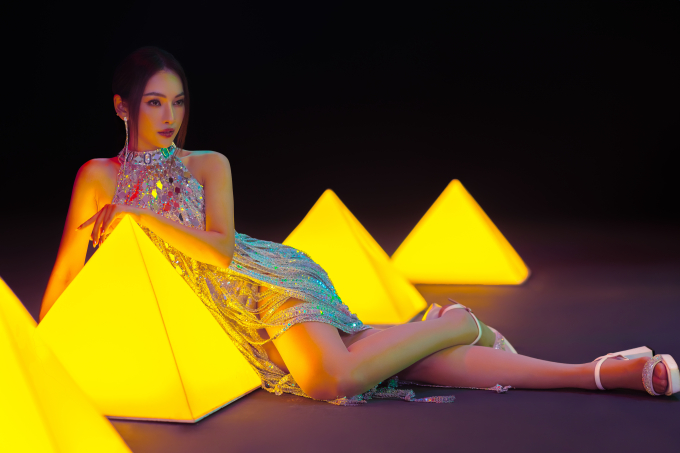 Sara Lưu “lột xác” với nhạc Dance, kết hợp cùng DJ Mie trong bản remix của Đi xuyên thời gian