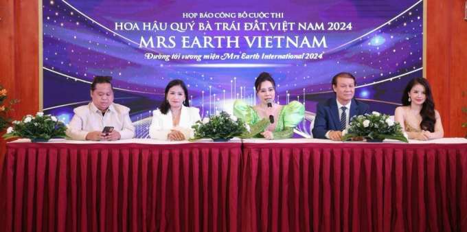 Quang Tèo cùng cô vợ màn ảnh Phan Kim Oanh ngồi ghế nóng Mrs Earth Vietnam 2024
